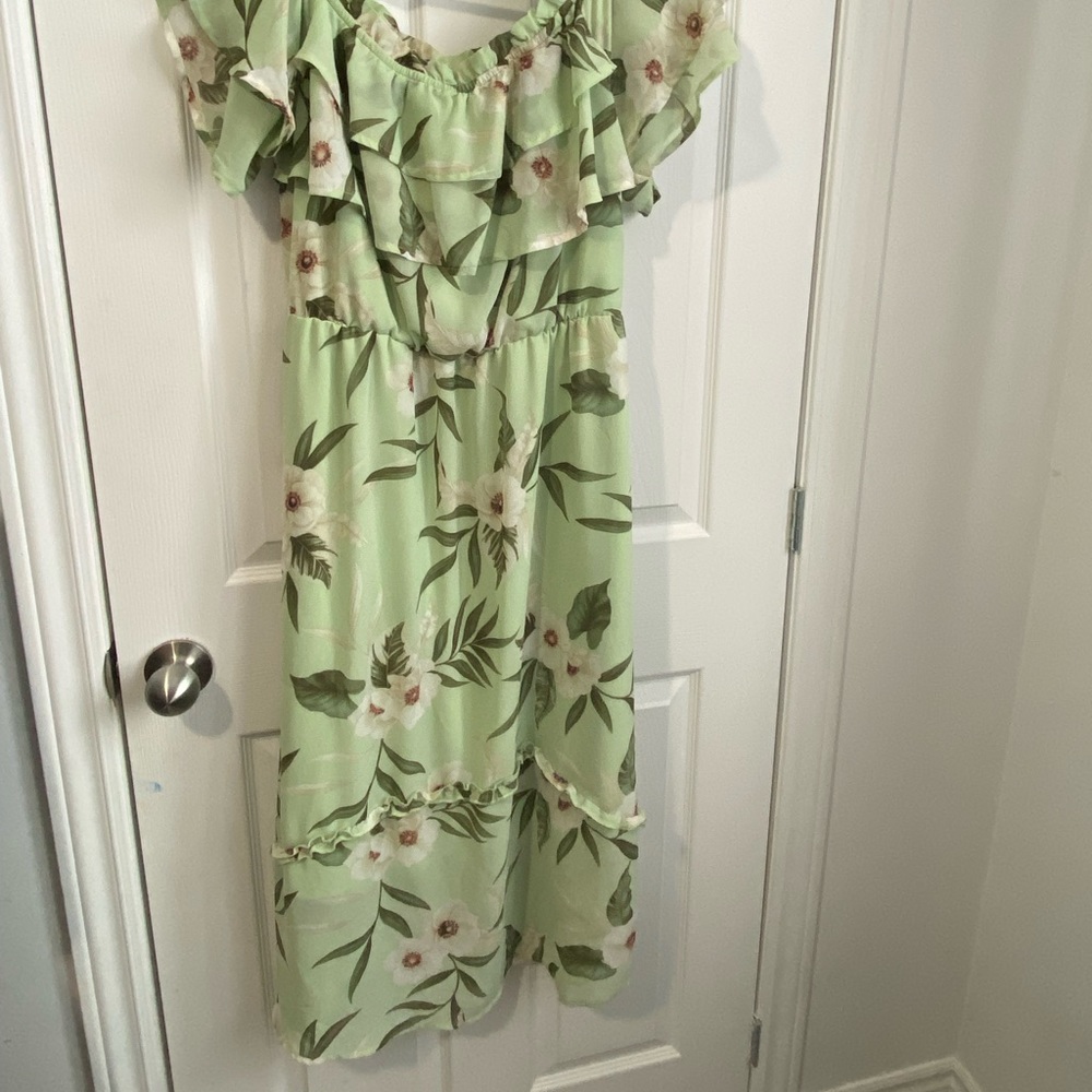 Off shoulders floral motifs dress